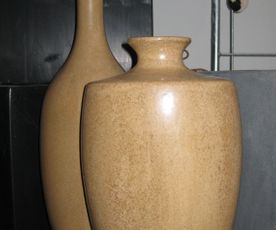 Høje vaser i brun