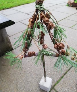Dekoreret juletræ i rust